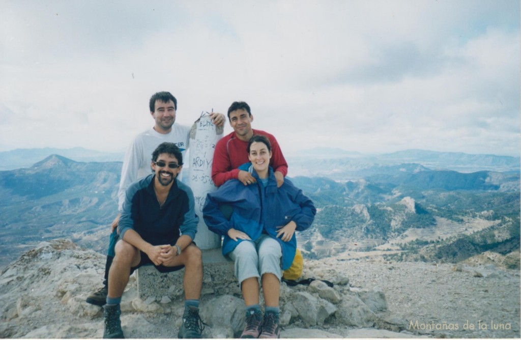 Joaquín, Antonio, Jesús y María José en la cumbre del Maigmó, 1.296 mts. Detrás a la derecha la Sierra de Salinas, y a la izquierda El Cid y la Sierra del Algallet